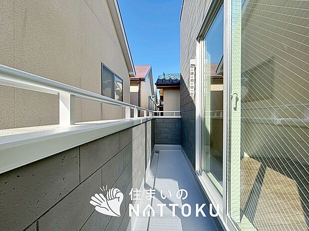 【バルコニー】奥行きが広く、洗濯物をゆったりと干せる十分な広さで、家族の洗濯も捗ります。