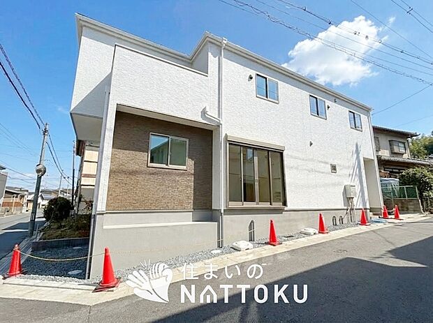 【現地写真（外観）】雨で汚れを落とし、耐久性・耐候性に優れた外壁を使用しています。