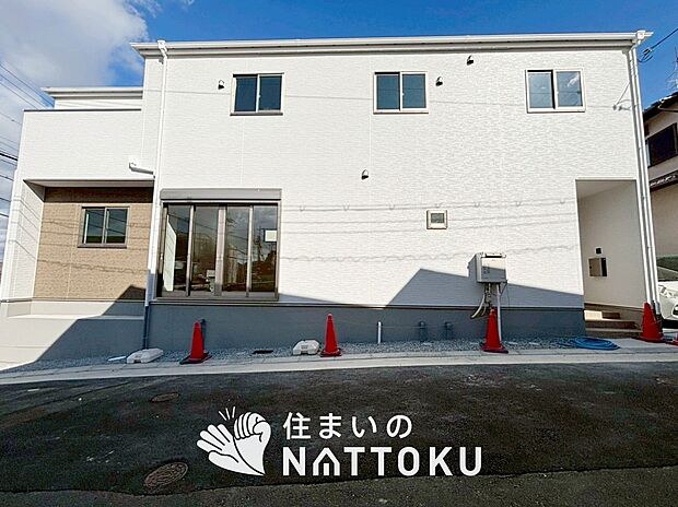 【現地写真（前道含む外観）】健康被害に配慮したもっとも安全性の高い建材を採用し、シックハウス対策をしております。