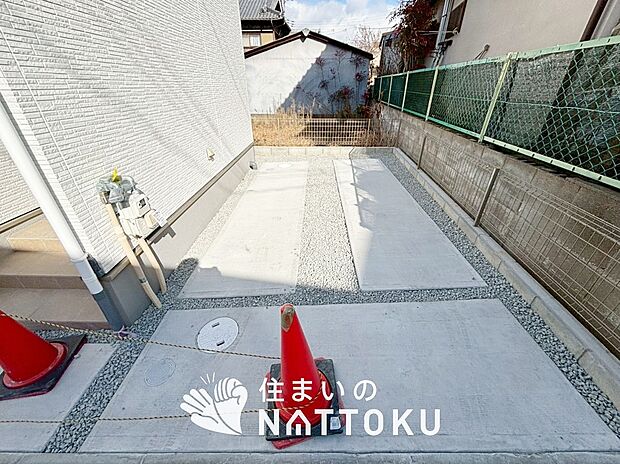 【現地写真（駐車場）】駐車スペースが広く、運転が苦手な方も安心です。