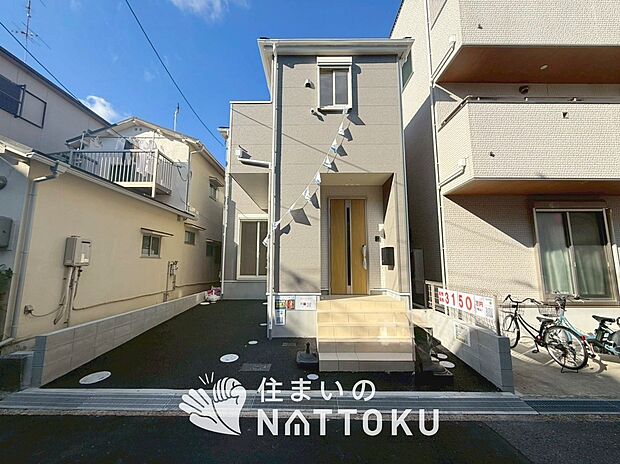 【現地写真（前道含む外観）】健康被害に配慮したもっとも安全性の高い建材を採用し、シックハウス対策をしております。