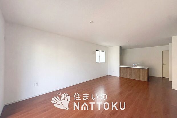 【現地写真（リビング）】フローリング材には、木目、色調など木材特有の風合いがあり、ナチュラルな美しさになっています。