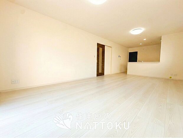 【現地写真（リビング）】フローリング材には、木目、色調など木材特有の風合いがあり、ナチュラルな美しさになっています。