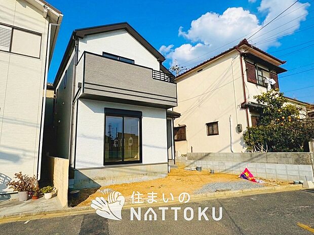 【現地写真（外観）】雨で汚れを落とし、耐久性・耐候性に優れた外壁を使用しています。