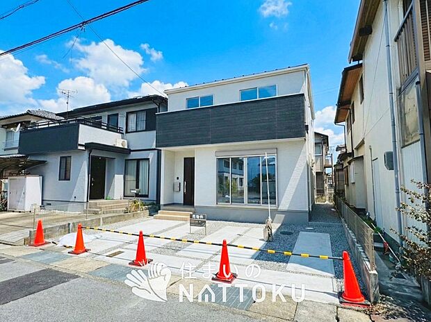 【現地写真（前道含む外観）】お引渡し後も無償の定期点検を行っており、暮らしの安心をお届けしています。