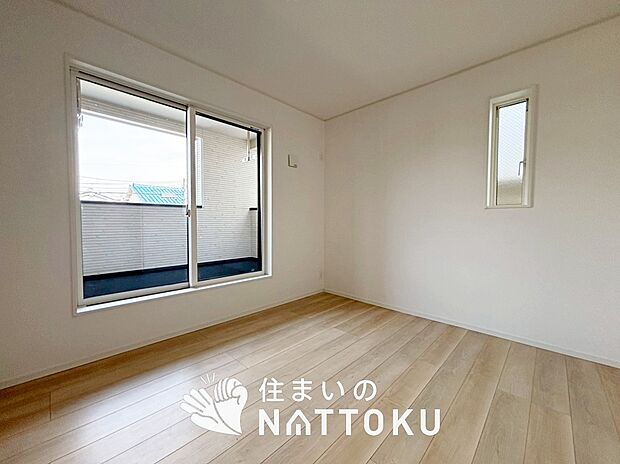 【現地写真（寝室）】木目の美しさを際立たせるシンプルデザインの建具を使用しています。