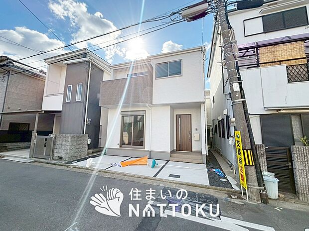 【現地写真（前道含む外観）】お引渡し後も無償の定期点検を行っており、暮らしの安心をお届けしています。