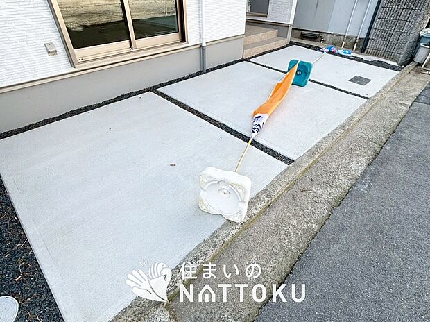 【現地写真（駐車場）】駐車スペースが広く、運転が苦手な方も安心です。