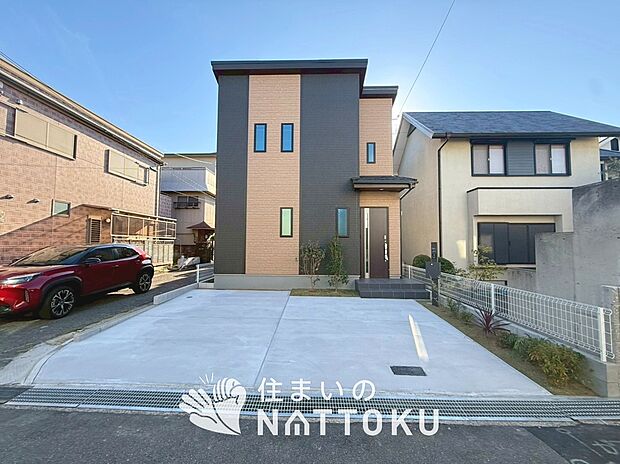 【現地写真(外観)】軽くて火災に強い屋根材を採用し、地震時の建物への負担や揺れを軽減しています。