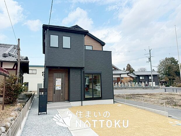 【現地写真（外観）】雨で汚れを落とし、耐久性・耐候性に優れた外壁を使用しています。