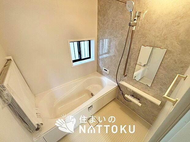 【現地写真（浴室）】浴室暖房乾燥機付き。１坪タイプで広々です。