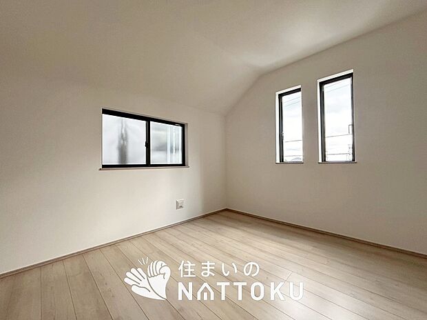 【現地写真（寝室）】木目の美しさを際立たせるシンプルデザインの建具を使用しています。