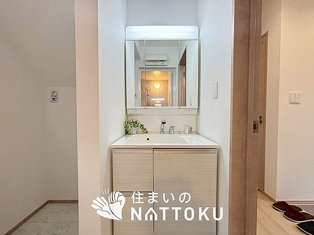 【洗面台・洗面所】鏡の両サイドは、必要なものを取出しやすく、大きな鏡面で朝の準備も快適。
使いやすいリフトアップ機能付きのシングルレバーシャワー水栓付です。
