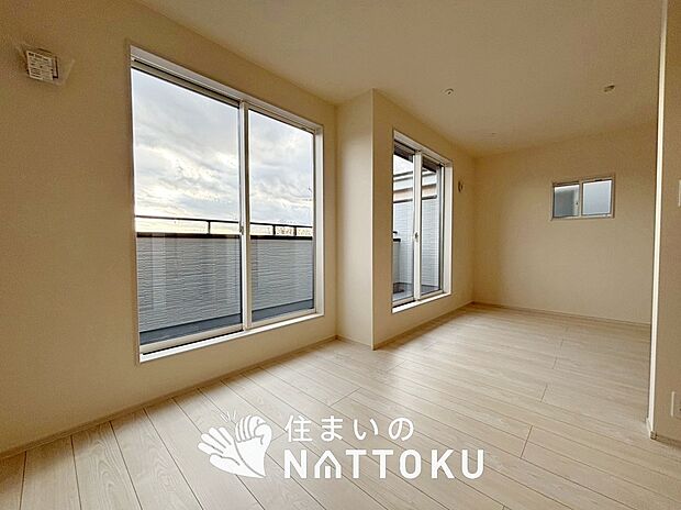 【現地写真(寝室)】木目の美しさを際立たせるシンプルデザインの建具を使用しています。