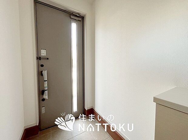 【現地写真(玄関)】玄関には、大型のシューズ収納を設置しています。