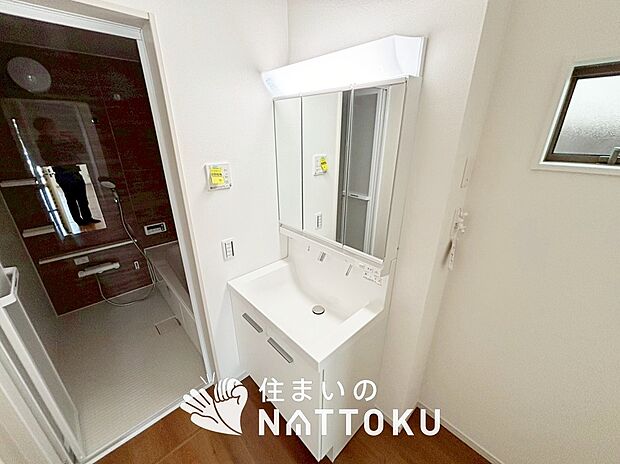 【洗面台・洗面所 】鏡の両サイドは、必要なものを取出しやすく、大きな鏡面で朝の準備も快適。
使いやすいリフトアップ機能付きのシングルレバーシャワー水栓付です。