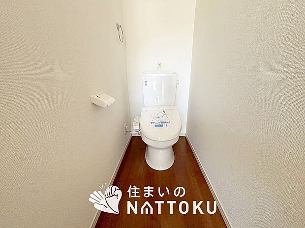 【トイレ 】汚れてもサッとひと拭きでお手入れ簡単、エコ仕様の温水洗浄便座付きのトイレです。
バリアフリーにも配慮しています。