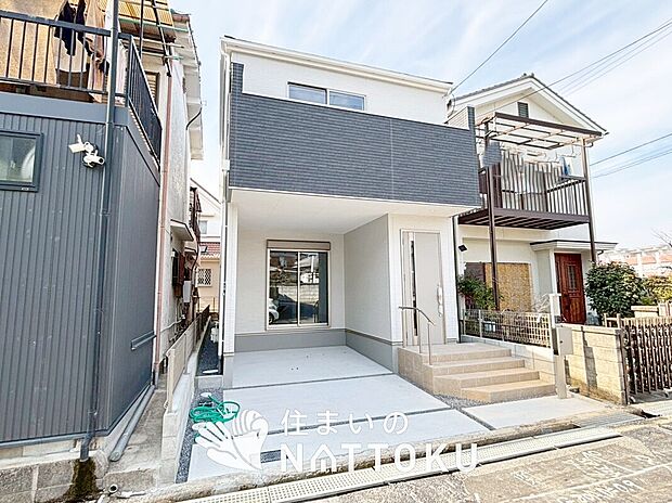 【現地写真(外観)】軽くて火災に強い屋根材を採用し、地震時の建物への負担や揺れを軽減しています。