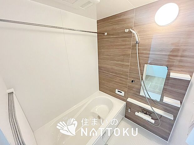 【現地写真(浴室)】浴室暖房乾燥機付き。1坪タイプで広々です。