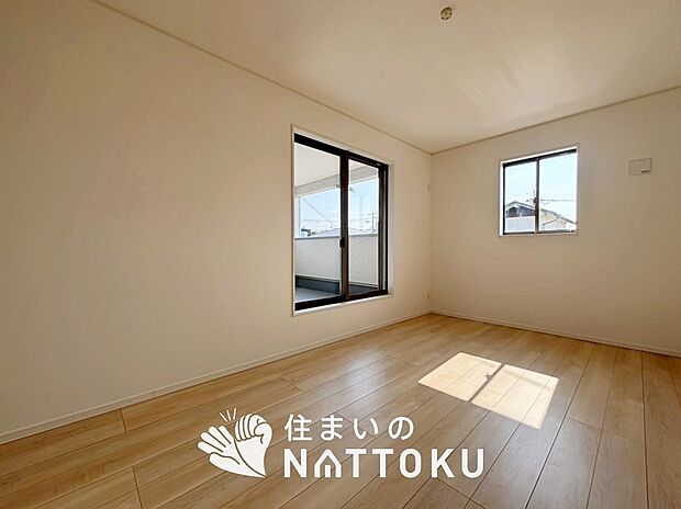 【現地写真(洋室)】木目の美しさを際立たせるシンプルデザインの建具を使用しています。