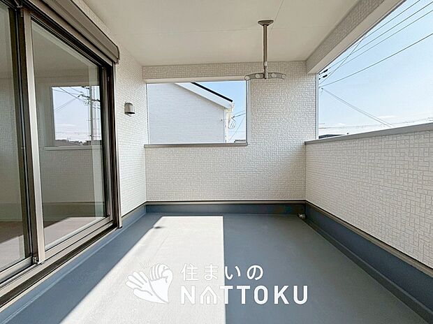 【バルコニー】奥行きが広く、洗濯物をゆったりと干せる十分な広さで、家族の洗濯も捗ります。