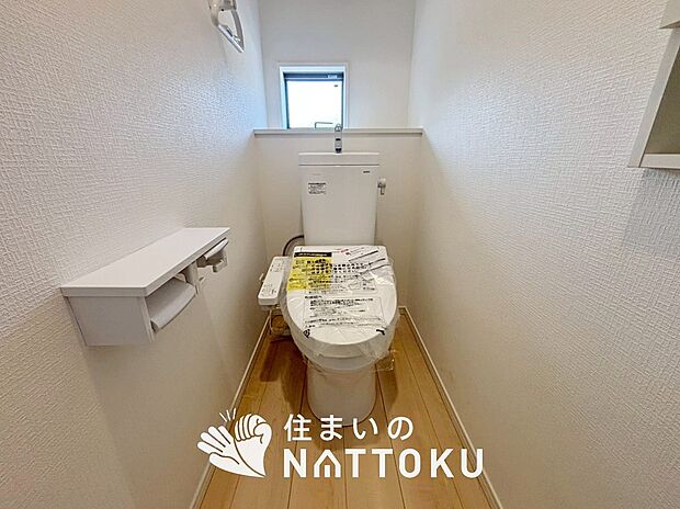 【トイレ 】汚れてもサッとひと拭きでお手入れ簡単、エコ仕様の温水洗浄便座付きのトイレです。
バリアフリーにも配慮しています。