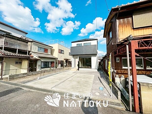 【現地写真(前道含む外観)】断熱性、気密性を高める工夫で一年中ずっと心地よく暮らせる、高気密・高断熱です。