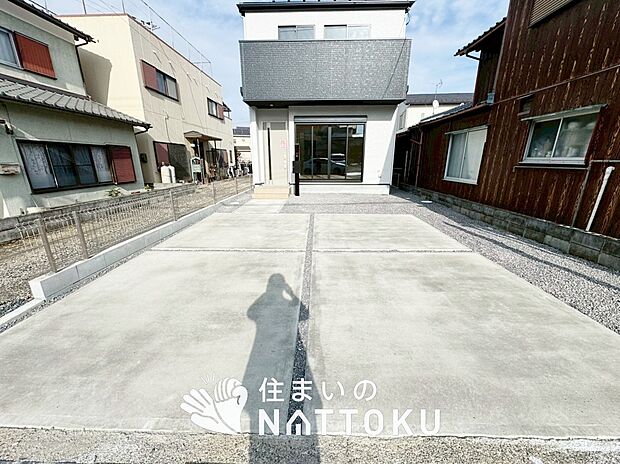 【現地写真(駐車場)】駐車スペースが広く、運転が苦手な方も安心です。