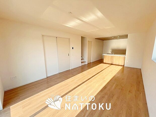 【現地写真(リビング)】フローリング材には、木目、色調など木材特有の風合いがあり、ナチュラルな美しさになっています。