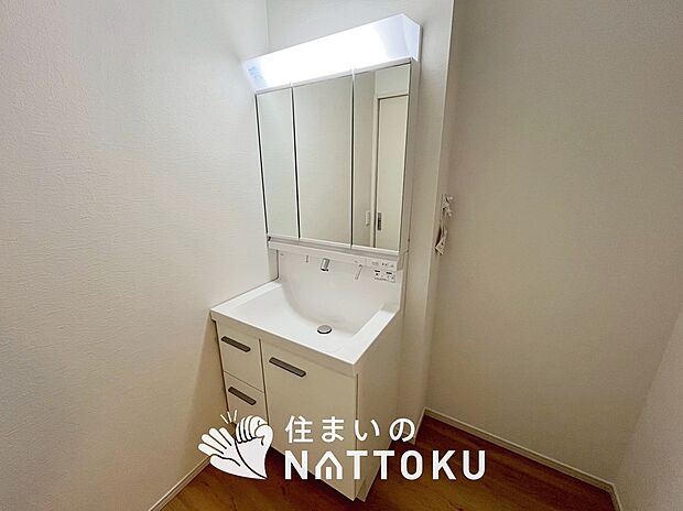 【洗面台・洗面所】鏡の両サイドは、必要なものを取出しやすく、大きな鏡面で朝の準備も快適。
使いやすいリフトアップ機能付きのシングルレバーシャワー水栓付です。