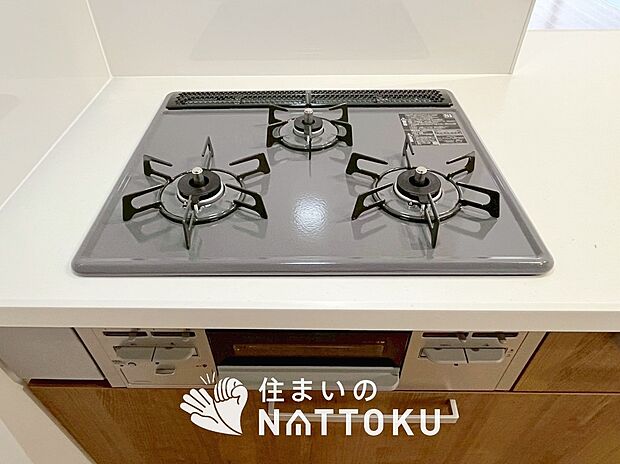 【ビルトインコンロ】フラットな構造で清掃性が高く、過熱防止センサー付3口タイプで日頃の家事も快適です。