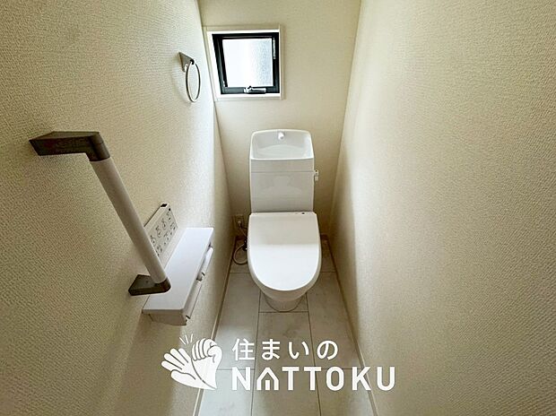 【トイレ 】汚れてもサッとひと拭きでお手入れ簡単、エコ仕様の温水洗浄便座付きのトイレです。
バリアフリーにも配慮しています。