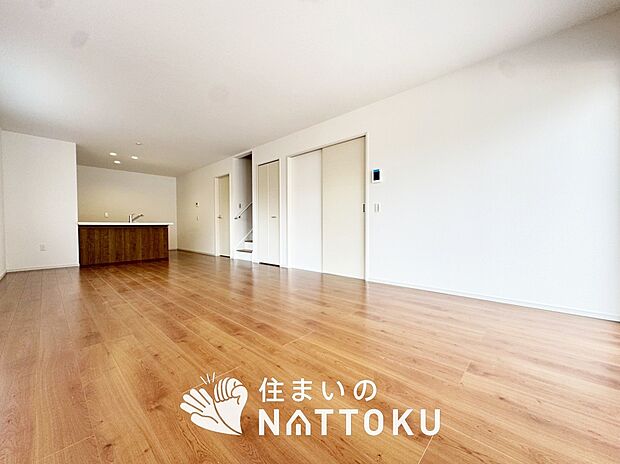 【現地写真(リビング)】フローリング材には、木目、色調など木材特有の風合いがあり、ナチュラルな美しさになっています。