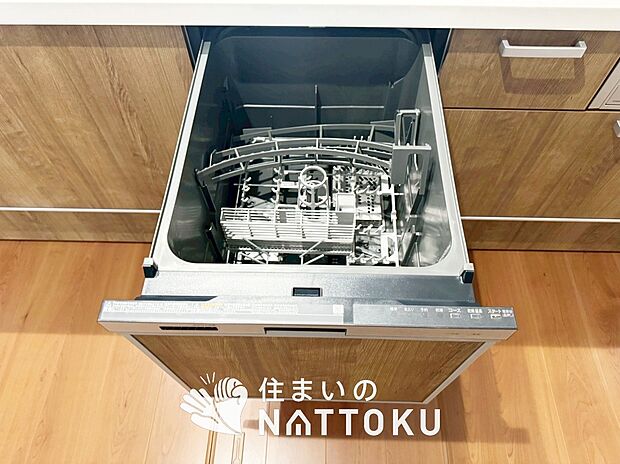 【食器洗い乾燥機】食後の時間にゆとりを与えてくれる食器洗い乾燥機。
操作ボタンも上面にあるので、腰をかがめずに操作ができラクラクです。