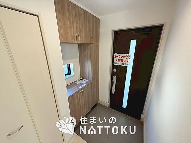 【現地写真(玄関)】玄関には、大型のシューズ収納を設置しています。