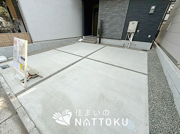 【現地写真(駐車場)】駐車スペースが広く、運転が苦手な方も安心です。