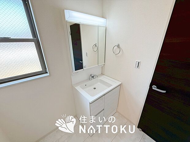 【洗面台・洗面所】鏡の両サイドは、必要なものを取出しやすく、大きな鏡面で朝の準備も快適。
使いやすいリフトアップ機能付きのシングルレバーシャワー水栓付です。