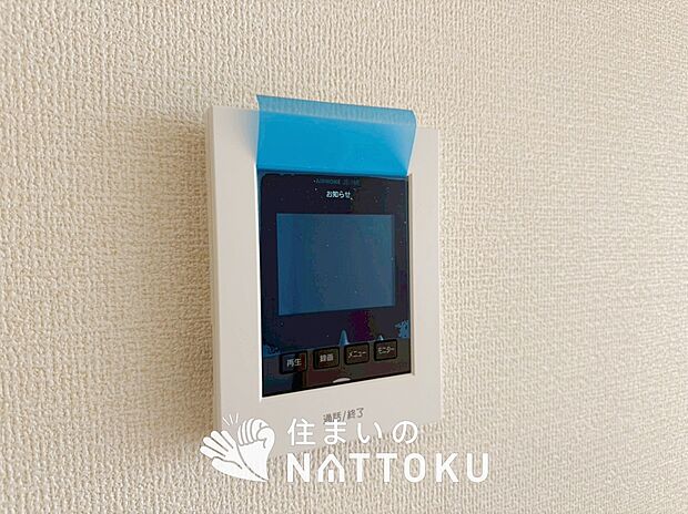 【TVモニター付インターホン】録画機能付きで、自動録画のほか、手動録画もできます。
受話、呼出音量の調整、明るさ調整が可能です。また、来訪者をズーム機能でズームアップして確認できます。