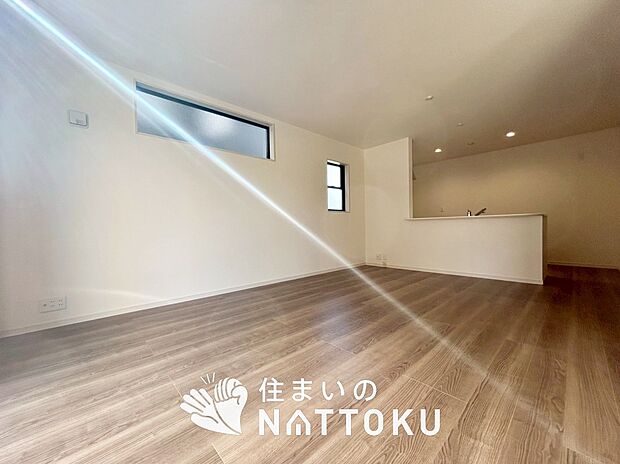 【現地写真(リビング)】フローリング材には、木目、色調など木材特有の風合いがあり、ナチュラルな美しさになっています。