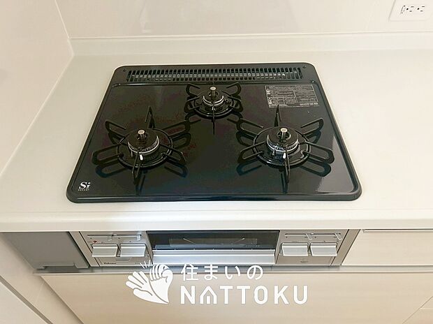 【ビルトインコンロ】フラットな構造で清掃性が高く、過熱防止センサー付3口タイプで日頃の家事も快適です。