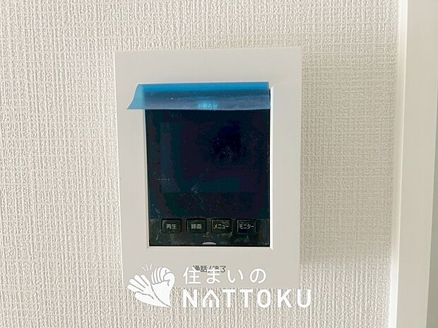 【TVモニター付インターホン】手放し通話ができ、送話表示灯で送話・受話状態が確認できます。
映像と音声で玄関先の様子をチェックできるモニター機能や、夜間の訪問者の顔も確認できるLEDライトを装備しています。