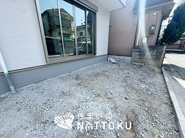 【現地写真(駐車場)】駐車スペースが広く、運転が苦手な方も安心です。