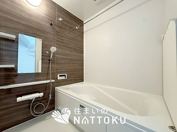 【現地写真(浴室)】浴室暖房乾燥機付き。1坪タイプで広々です。
