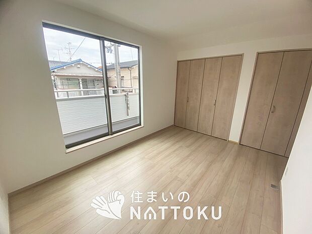 【現地写真(寝室)】木目の美しさを際立たせるシンプルデザインの建具を使用しています。