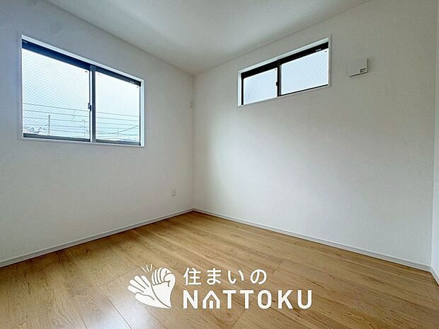 【現地写真(洋室)】木目の美しさを際立たせるシンプルデザインの建具を使用しています。