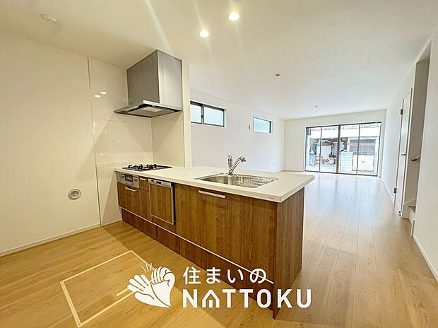 【現地写真(キッチン)】収納たっぷりのシステムキッチン、浄水器付水栓を標準装備しています。