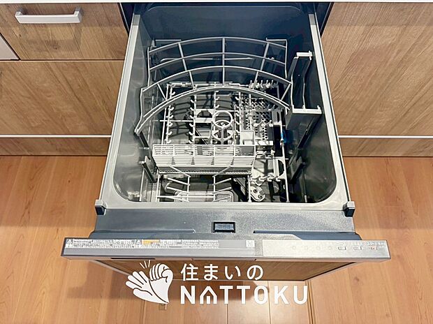 【食器洗い乾燥機】食後の時間にゆとりを与えてくれる食器洗い乾燥機。
操作ボタンも上面にあるので、腰をかがめずに操作ができラクラクです。