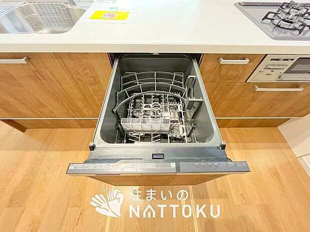 【食器洗い乾燥機】食後の時間にゆとりを与えてくれる食器洗い乾燥機。
操作ボタンも上面にあるので、腰をかがめずに操作ができラクラクです。