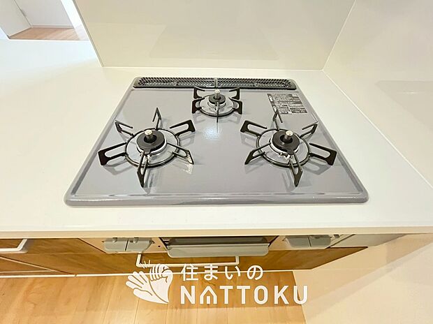 【ビルトインコンロ】フラットな構造で清掃性が高く、過熱防止センサー付3口タイプで日頃の家事も快適です。