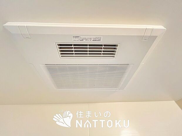 【電気式浴室暖房換気乾燥機】寒い冬場はあたたかく、暑い夏場は扇風機のような心地よさです。
雨の日は、浴室が衣類乾燥スペースになります。